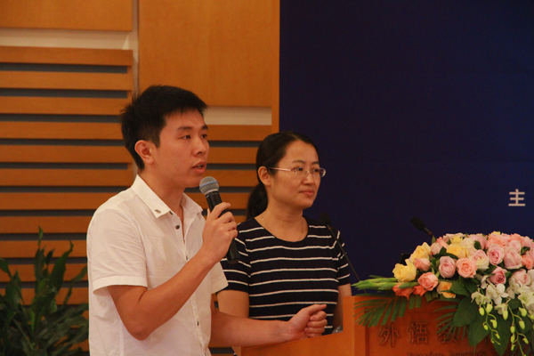 北京外国语大学中国外语与教育研究中心杨鲁新教授、徐浩副教授接受媒体现场提问