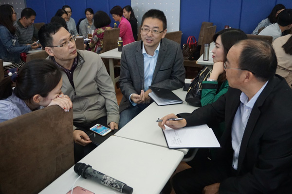 成都外国语学校李兴勇老师在组织学员小组研讨
