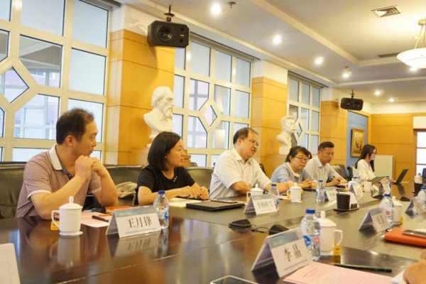 与会人员进行洽谈交流