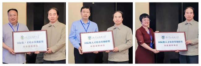 王定华书记为三所学校授牌