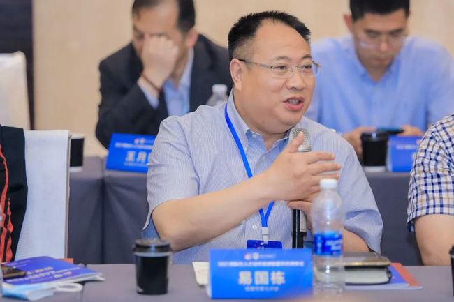 成都七中党委书记、校长 易国栋
